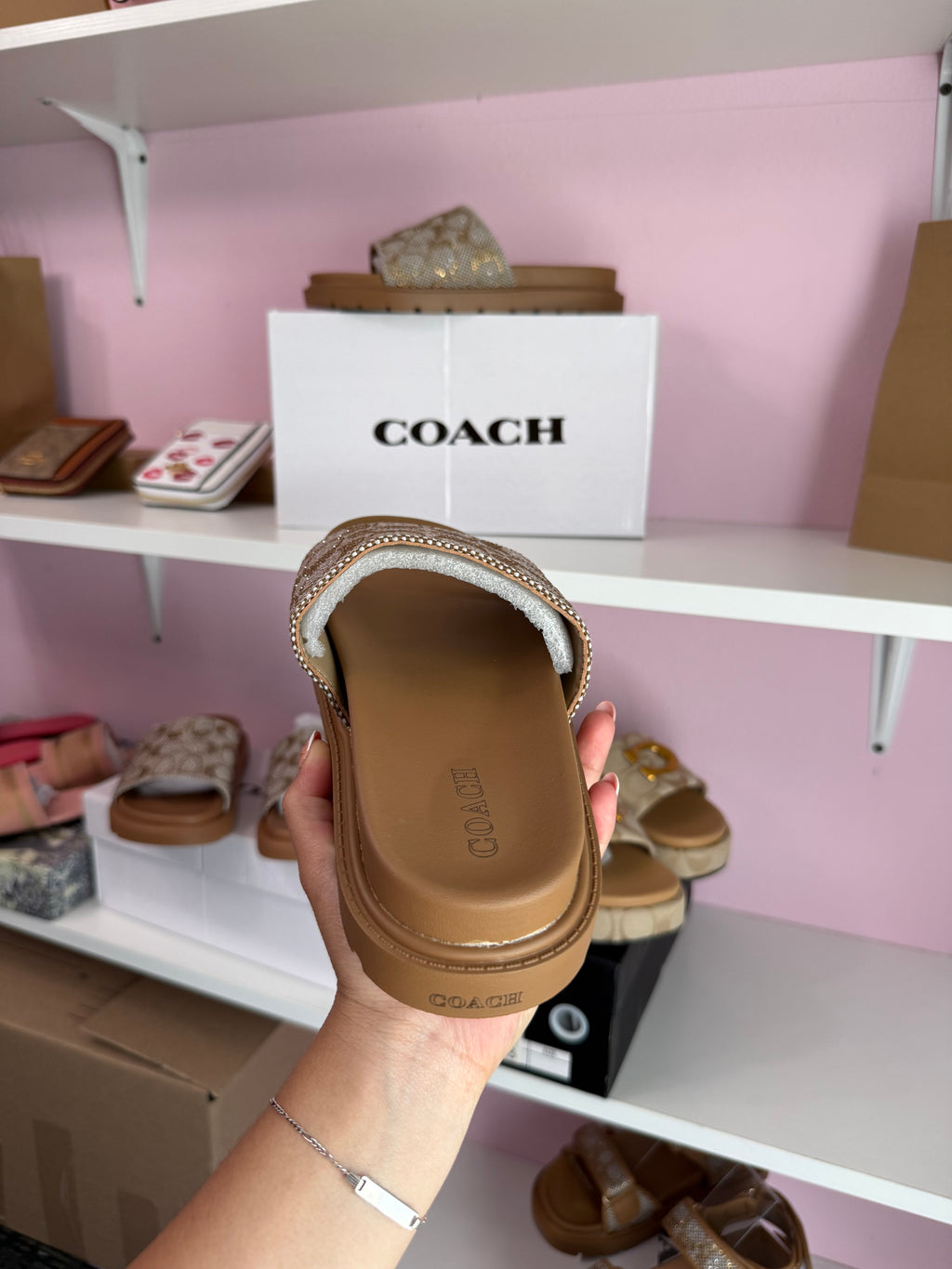 Sandalia COACH Cafe brillante